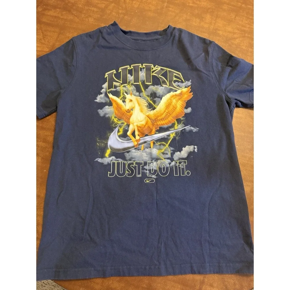 The Nike Tee Kids XL Takedown Dark Navy T Shirt Pegasus Graphic